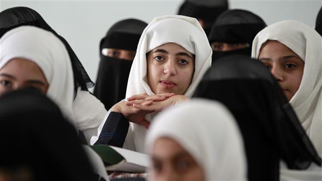 طالبات اليمن.. الهروب إلى الأمام باحتكار التفوق العلمي من الحضانة إلى الجامعة