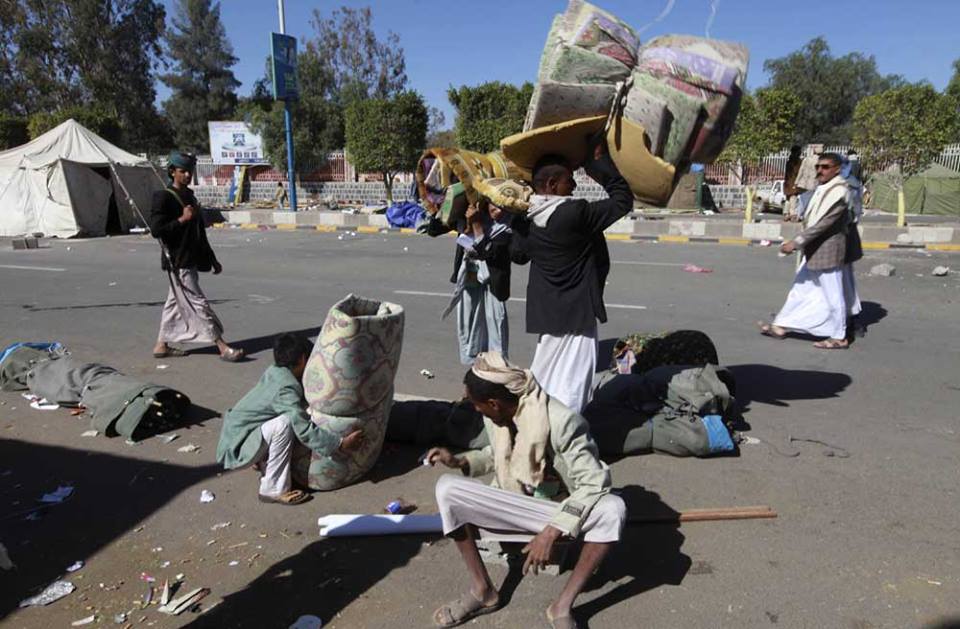 بالصور.. الحوثيون يزيلون مخيم اعتصام بصنعاء والمسلحون باقون في الشوارع الرئيسية