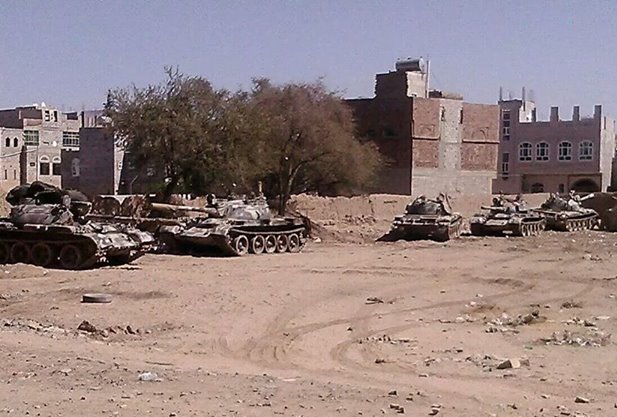 دبابات تابعة للجيش اليمني نهبتها جماعة الحوثي ونقلتها إلى شمال ا