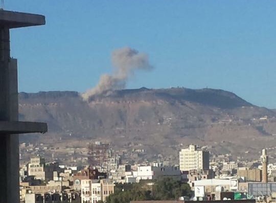 تصاعد الدخان من موقع الانفجار في جبل عطان (الجمعة 20-11-2015 - ا