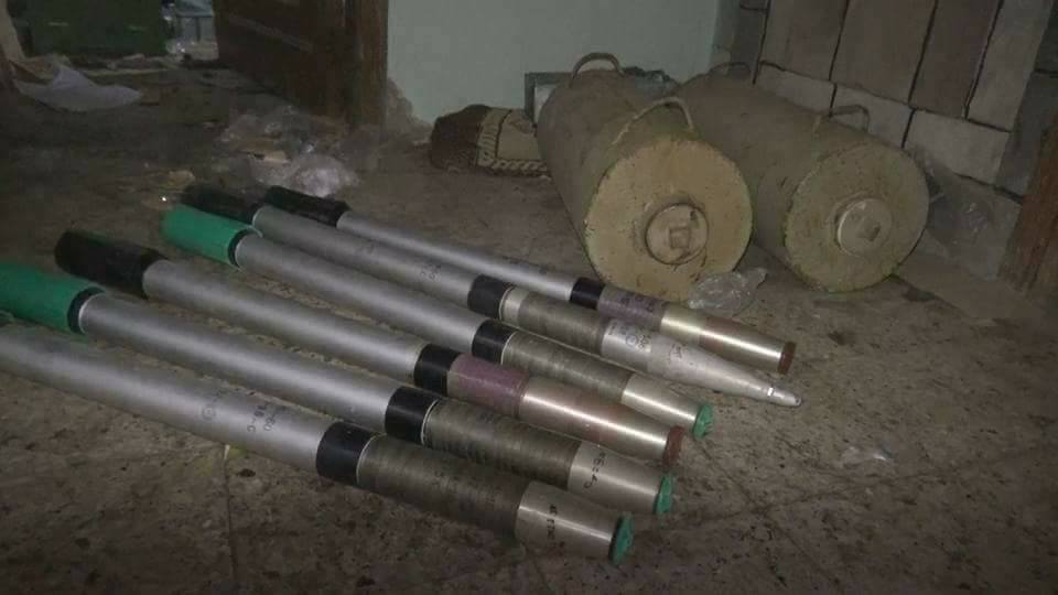 الجيش الوطني يعثر على مصنع صواريخ ومتفجرات ويعتنم مدرعة شرق مدينة تعز (صور)