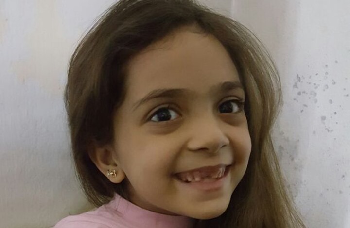 أيقونة حلب.. الطفلة بانا تنجو من الحصار وهذه رسالتها (فيديو)