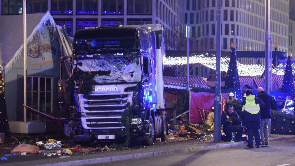 قتلى وجرحى إثر دهس «شاحنة» حشدا في سوق بالعاصمة الألمانية برلين (فيديو وصور)