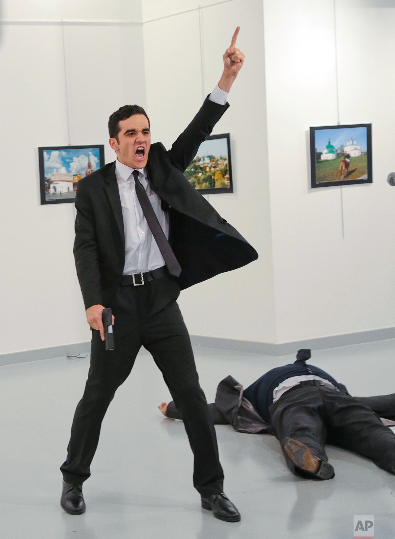 بالصور .. ملتقط صورة قاتل السفير الروسي.. يكشف مفاجأة غريبة!