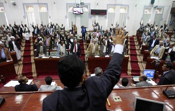 البرلمان اليمني يصوت بالإجماع على رفض قرار الحكومة رفع سعر الديزل