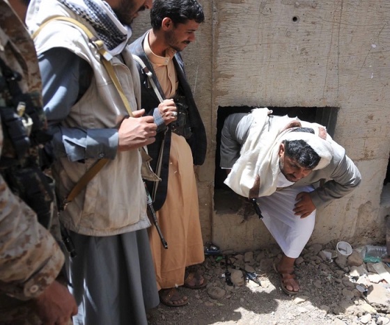 صورة مسربة تكشف مخبأ سريًا للحوثيين وتعكس رعبهم