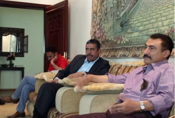 صورة خاصة لرئيس الوزراء المستقيل خالد بحاح لحظة تلقيه خبر وصول الرئيس هادي إلى مدينة عدن