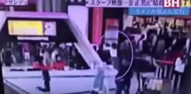 بالفيديو.. هكذا استطاعت فتاتان اغتيال شقيق الزعيم الكوري في 3 ثواني أمام أعين الناس دون أن ينتبه أحد!