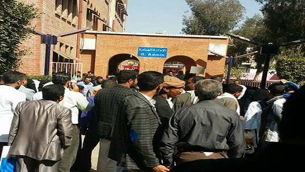 الحوثيون يستدعون أطباء مستشفى الثورة بصنعاء للنيابة على خلفية مطالبتهم برواتبهم