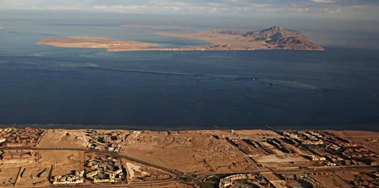 الكشف عن الجزر السبع في البحر الأحمر التي تستخدمها إيران لتهريب الأسلحة للحوثيين