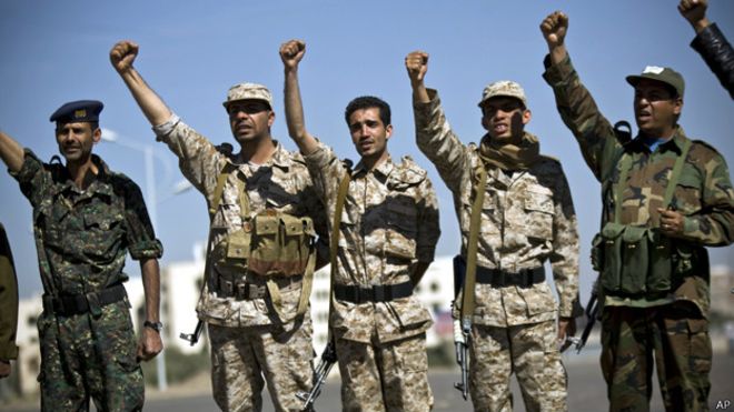 الحوثي يوزع الرتب العسكرية للجهلاء والمجرمين