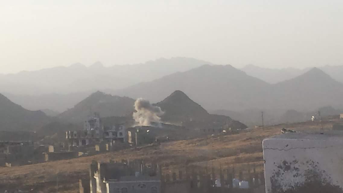 مدفعية الجيش الوطني تقصف مواقع المليشيات في الكمبتين بجبل الوعش 