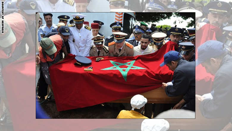 الملك المغربي يمنح والد الطيار المغربي المتوّفى باليمن وسامًا حربيًا