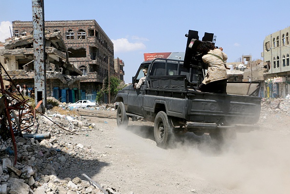 الحوثيين يشنون هجمات عنيفة على مواقع الجيش والمقاومة في تعز ومقتل مدني وإصابة 19 آخرين