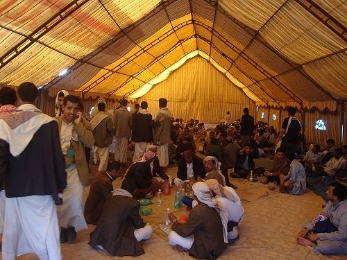 الخيمة التي نصبها عدد من أبناء قبيلة حاشد
