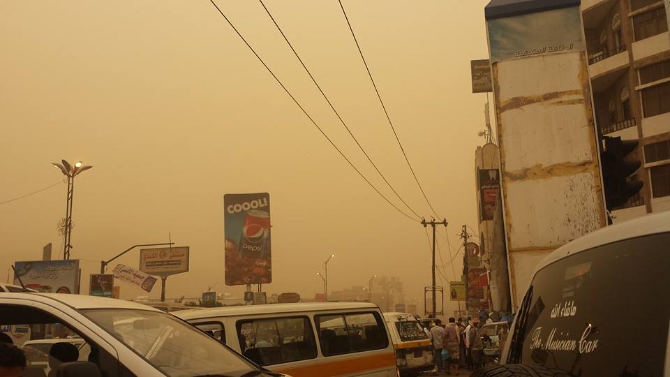 موجة غبار كثيفة تغطي سماء مدينة تعز وبدرجة أقل العاصمة صنعاء (صور )