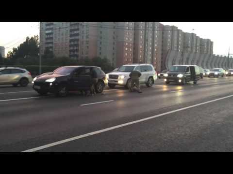 شاهد بالفيديو...فقط في ‏روسيا... حاولوا معاقبة دراج على الطريق فكانت النهاية مأساوية
