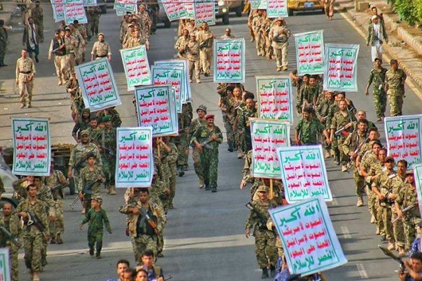 بشعار الصرخة .. عروض عسكرية للحوثيين أمام منزل «صالح» بصنعاء