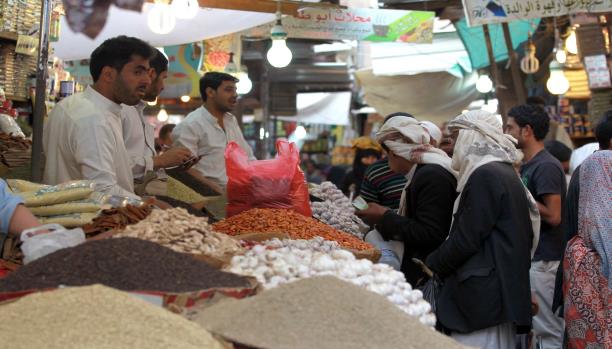 يستعدّ سكان صنعاء للأسوأ ويخزّنون المواد الغذائيّة والأساسيّة