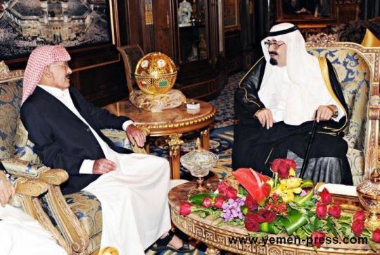 الملك عبد الله عند استقباله للرئيس علي صالح في قصره بالرياض