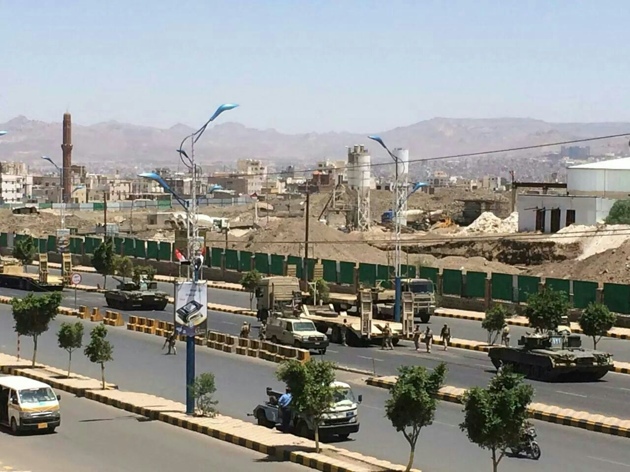 دبابات الجيش في شارع الستين بالقرب من مقر المنطقة العسكرية الساد
