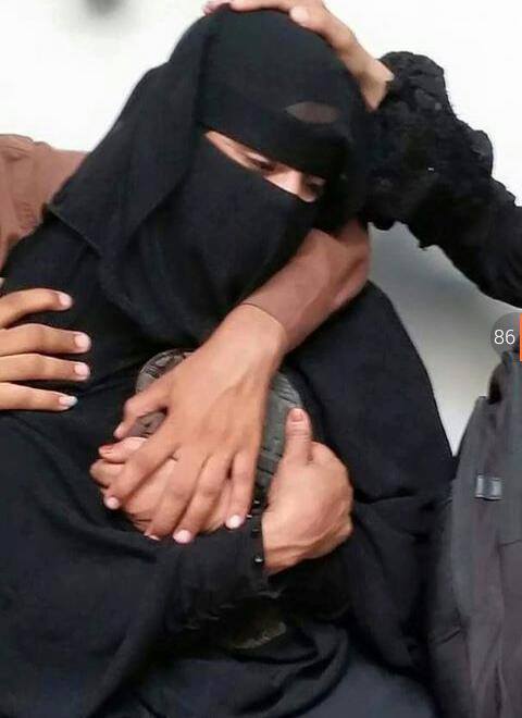 في ذكرى الانقلاب: شاهد: والدة شهيد مكلومة تتشبث بحذاء ولدها الذي قتلته ميليشيا صالح والحوثي بتعز