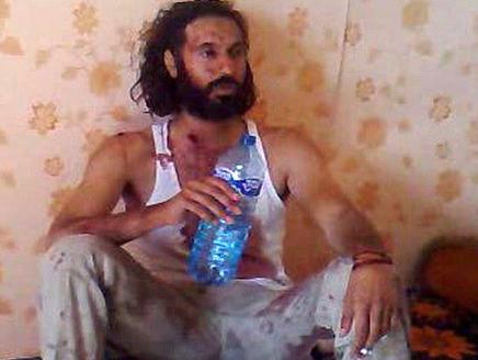 فيديو يظهر المعتصم القذافي يدخن سيجارة قبل موته يدحض رواية اعتقاله ميتاً