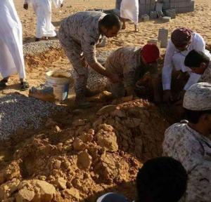 المقاومة الجنوبية تدفن جثث مقاتليها في السعودية بعد تعثر نقلها إلى عدن (صور)