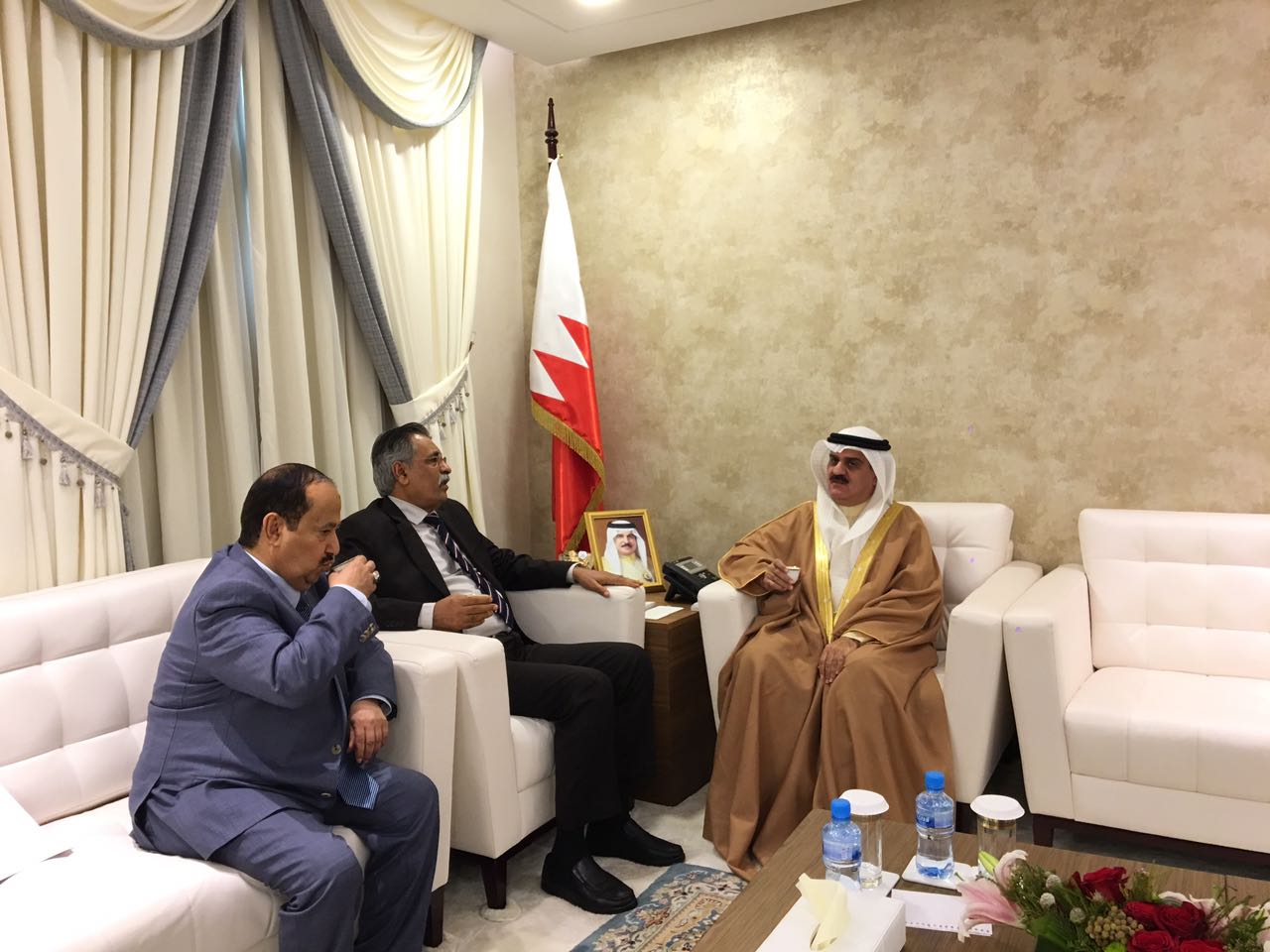 وفد برلماني من الشرعية يزور البحرين ويلتقي برئيس مجلس النواب البحريني