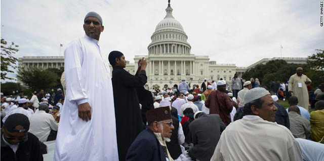 أقدم مساجد واشنطن يجمع يهودًا ومسيحيين وبوذيين للتنديد بترامب ( فيديو )
