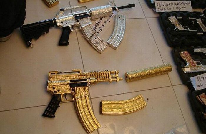 القبض على 4 أشخاص في أمريكا متهمين بمحاولة بيع اسلحة من مقتنيات اسرة صدام حسين (صورة)
