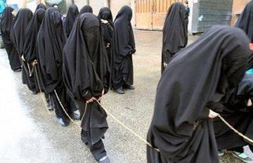 (صورة) سعوديات يستخدمن الحبال لمعرفة الطريق بعد فتوى وجوب تغطية المرأة لعينها