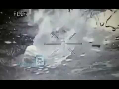 انفجارات على حدود السعودية.. طائرة «أباتشي» تكتشف مخزناً هائلاً للذخيرة وتقوم بتدميره بالكامل (فيديو)