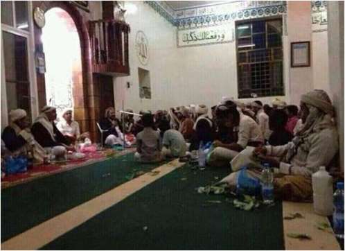 الانقلابيون يحولون المساجد الى مجالس لتناول القات