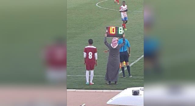 حكم سعودي يرتدي الثوب والشماغ في مباراة رسمية!