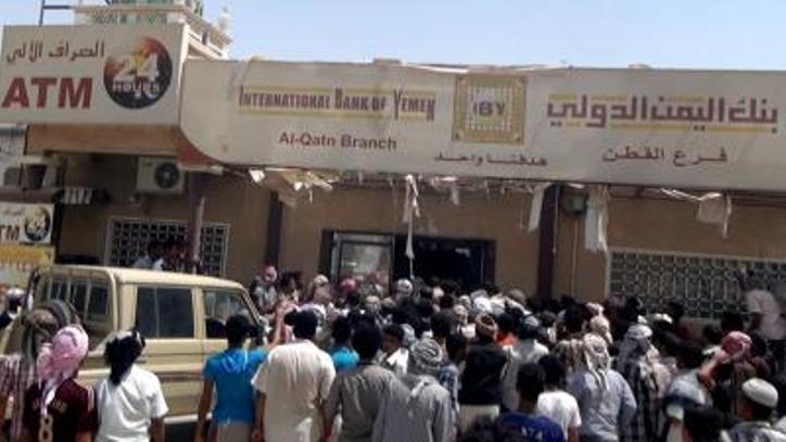 حضرموت: مسلحون مجهولون ينهبون 70 مليون ريال من البنك اليمن الدولي بالقطن