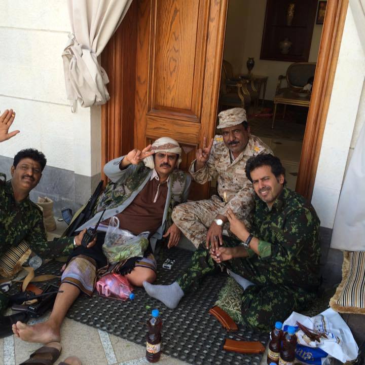 أول ظهور لنجل الرئيس هادي في عدن وهو يرفع «إشارة النصر» (صورة)