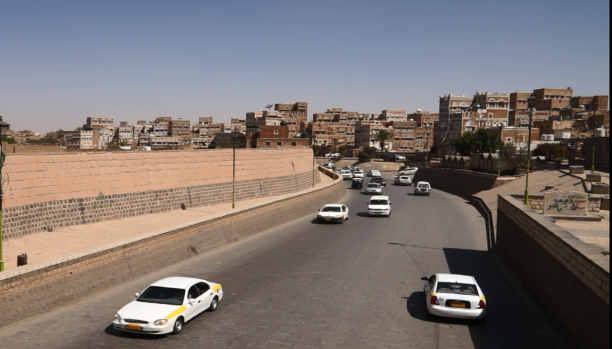 سائقو أجرة في صنعاء يفكرون ببيع سياراتهم