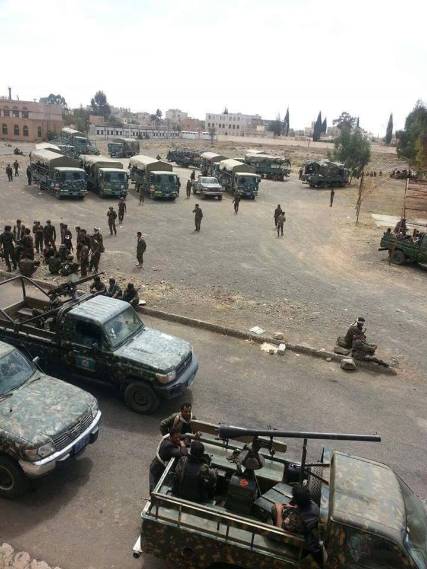 بالصور.. حشد الجنود والمسلحين والآليات داخل معسكر قوات الأمن الخاصة بتعز