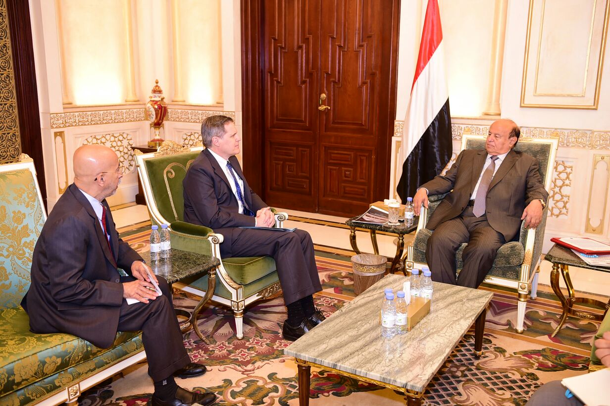 الرئيس هادي يناقش مع السفير الأمريكي سبل وقف تدفق الأسلحة الإيرانية للحوثيين