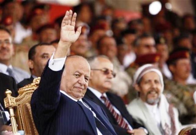 الرئيس عبد ربه منصور هادي واللواء الأنسي خلفه ..تصوير (رويترز)