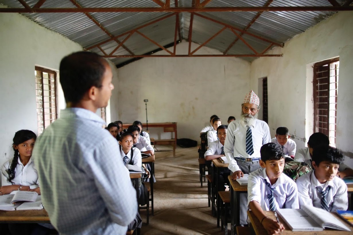 أكبر تلميذ في نيبال عمره 68 عاماً (صور)