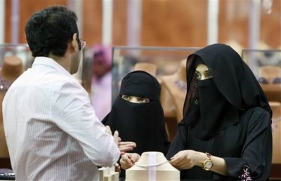 السعوديون يفضلون الزواج من اليمنيات ... والسعوديات يفضلن اليمنيين (تقرير رسمي بالأرقام)