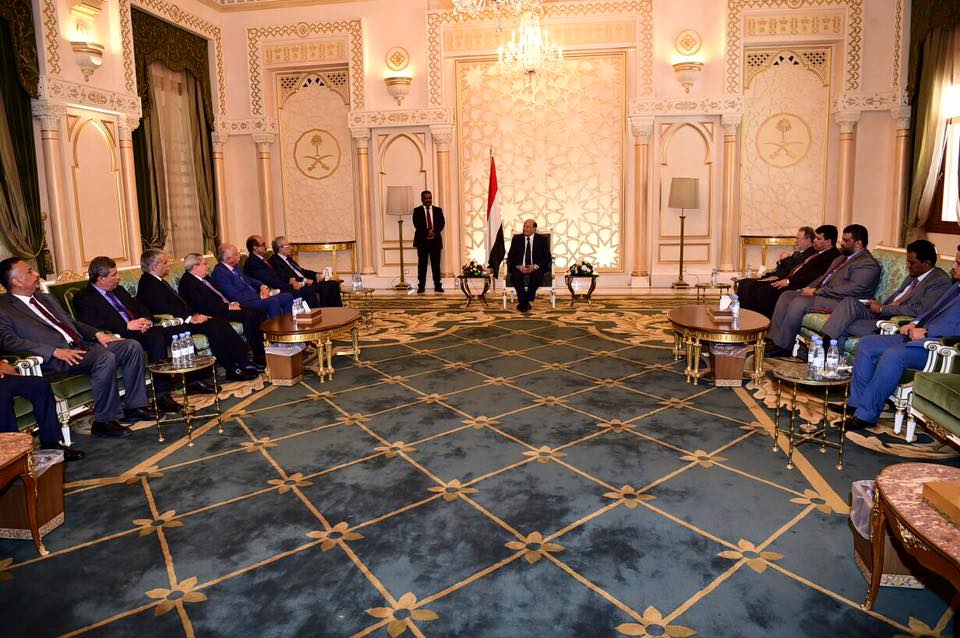 الرئيس هادي يكشف سبب تأخير التعيينات الدبلوماسية إلى اليوم ويضع بين يدي السفراء الجدد المهام المنوطة بهم