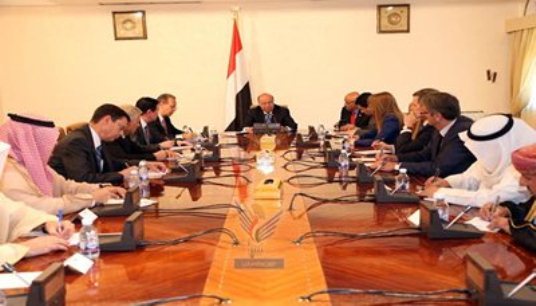 الرئيس هادي لسفراء الدول الراعية: تجنبنا المواجهة حتى لا تصبح حرباً أهلية شاملة