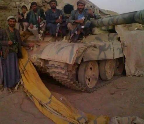 جماعة الحوثي تنقل الآليات العسكرية والأسلحة التي استولت عليها من معسكرات المنطقة السادسة إلى عمران