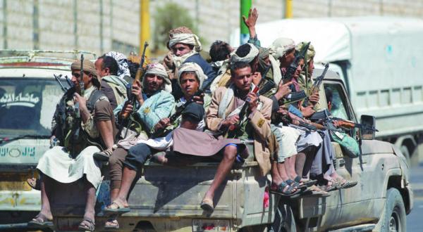 متمردون حوثيون في سيارة نصف نقل باتجاه مبنى الإذاعة اليمنية بالع