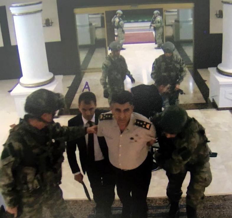 اعتقال ضباط متورطين في محاولة الانقلاب الفاشلة في تركيا