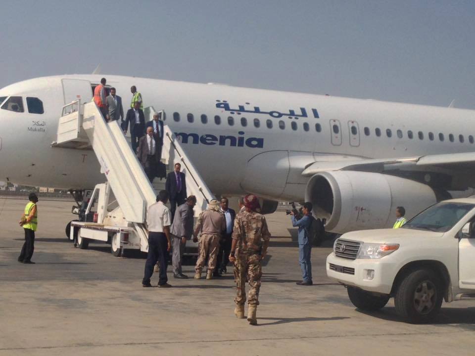 شاهد الصور الأولى لوصول حكومة بن دغر إلى مطار عدن الدولي
