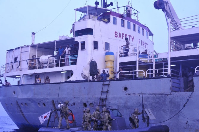 قوة الواجب 151 بقيادة البحرية الكورية تطلق عملية الإخلاء الطبي في خليج عدن وتواصل دعم البحارة المنكوبين